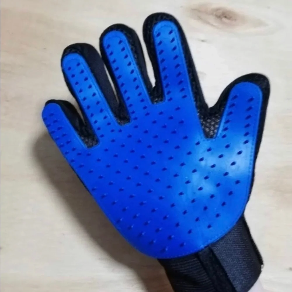 Pet grooming glove